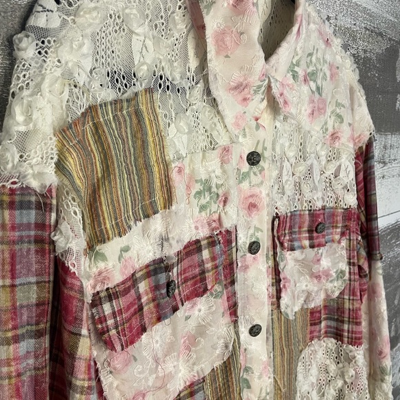 POL Lace-Trim Floral Blouse in Pink and Cream - Picture 10 of 15